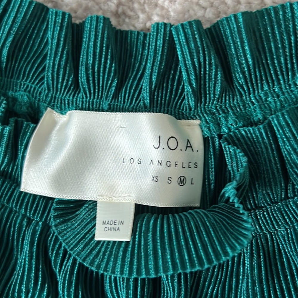 Anthropologie J.O.A. Green Plisse Pleated Off The Shoulder Blouse - Picture 2 of 2